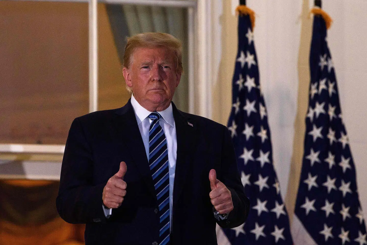 Præsident Donald Trump synes opsat på at genoptage valgkampen. Det viser han her mandag aften efter at være vendt tilbage til Det Hvide Hus efter en tur på hospitalet med covid-19. Men det er op ad bakke for præsidenten i målingerne. Nicholas Kamm/Ritzau Scanpix
