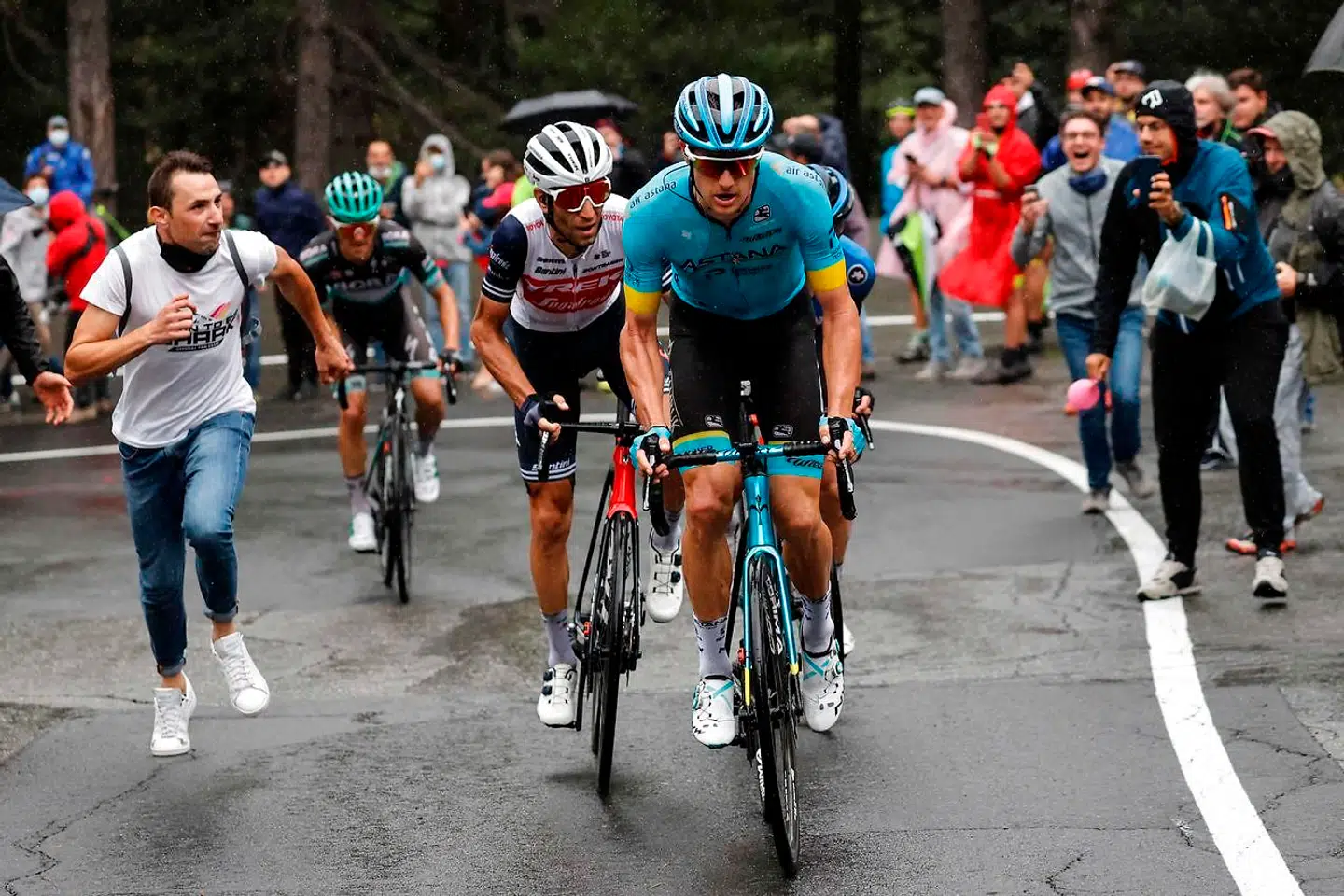 Jakob Fuglsang satte Vincenzo Nibali under pres på mandagens etape på vulkanen Etna.