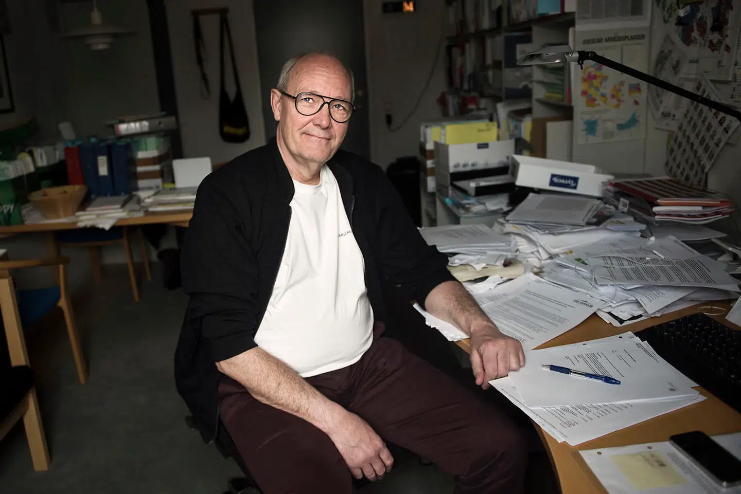 Henning Hyllested ser åbningsdebatten fra sit kontor på Christiansborg.