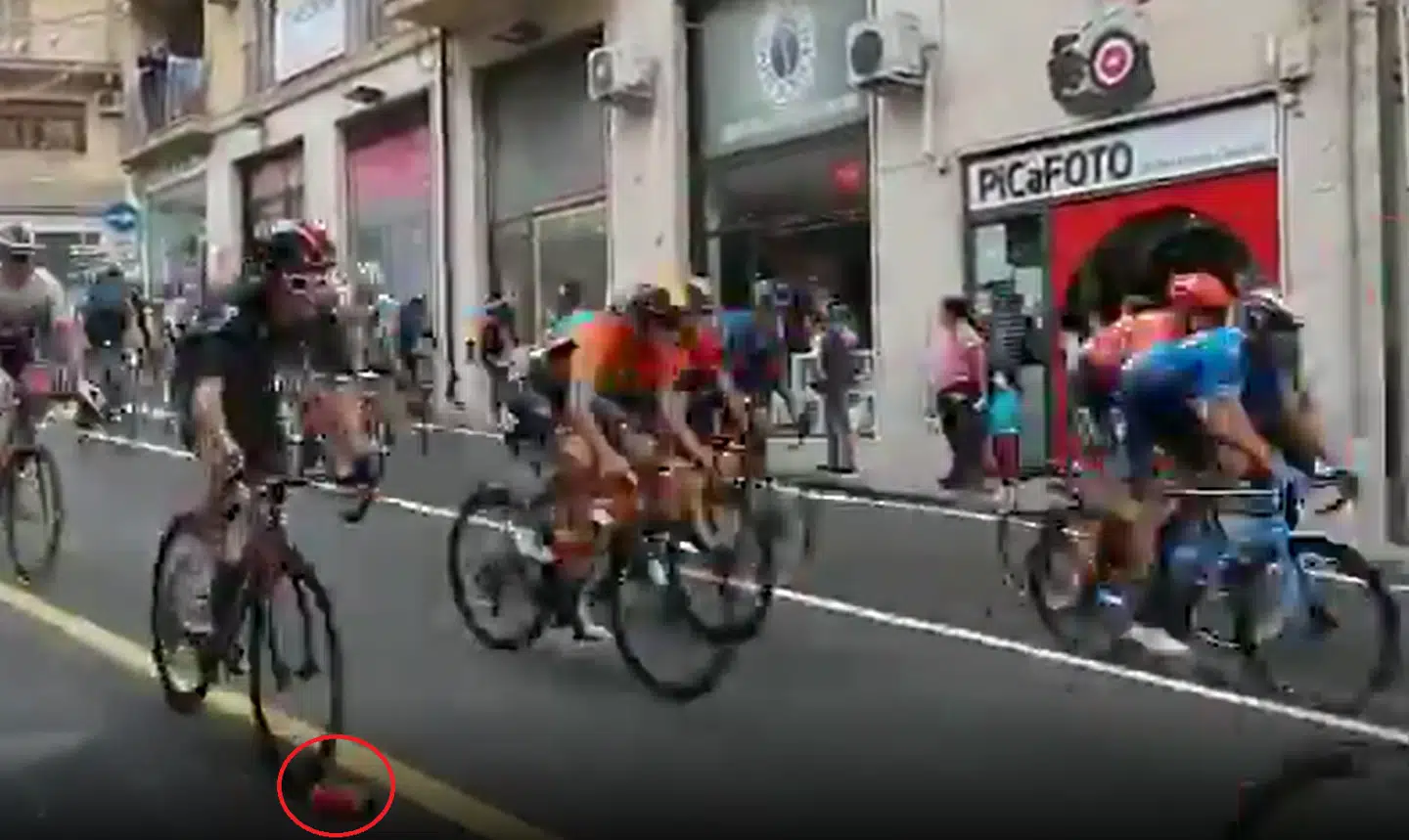 En løs flaske var skyld i Geraint Thomas' dramatiske styrt