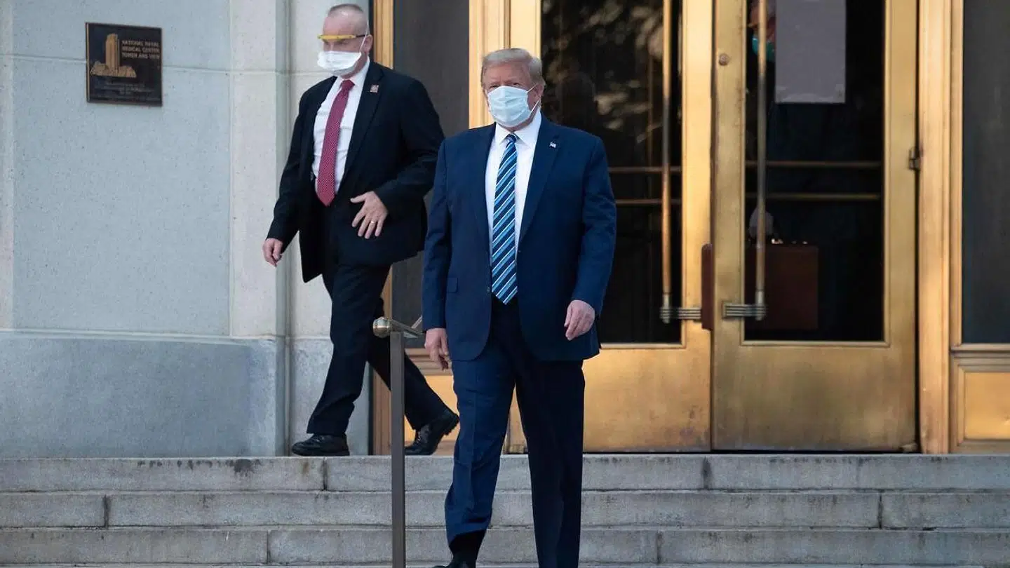 Trump ville ikke svare på spørgsmål fra journalister, da han forlod hospitalet efter tre dages indlæggelse.