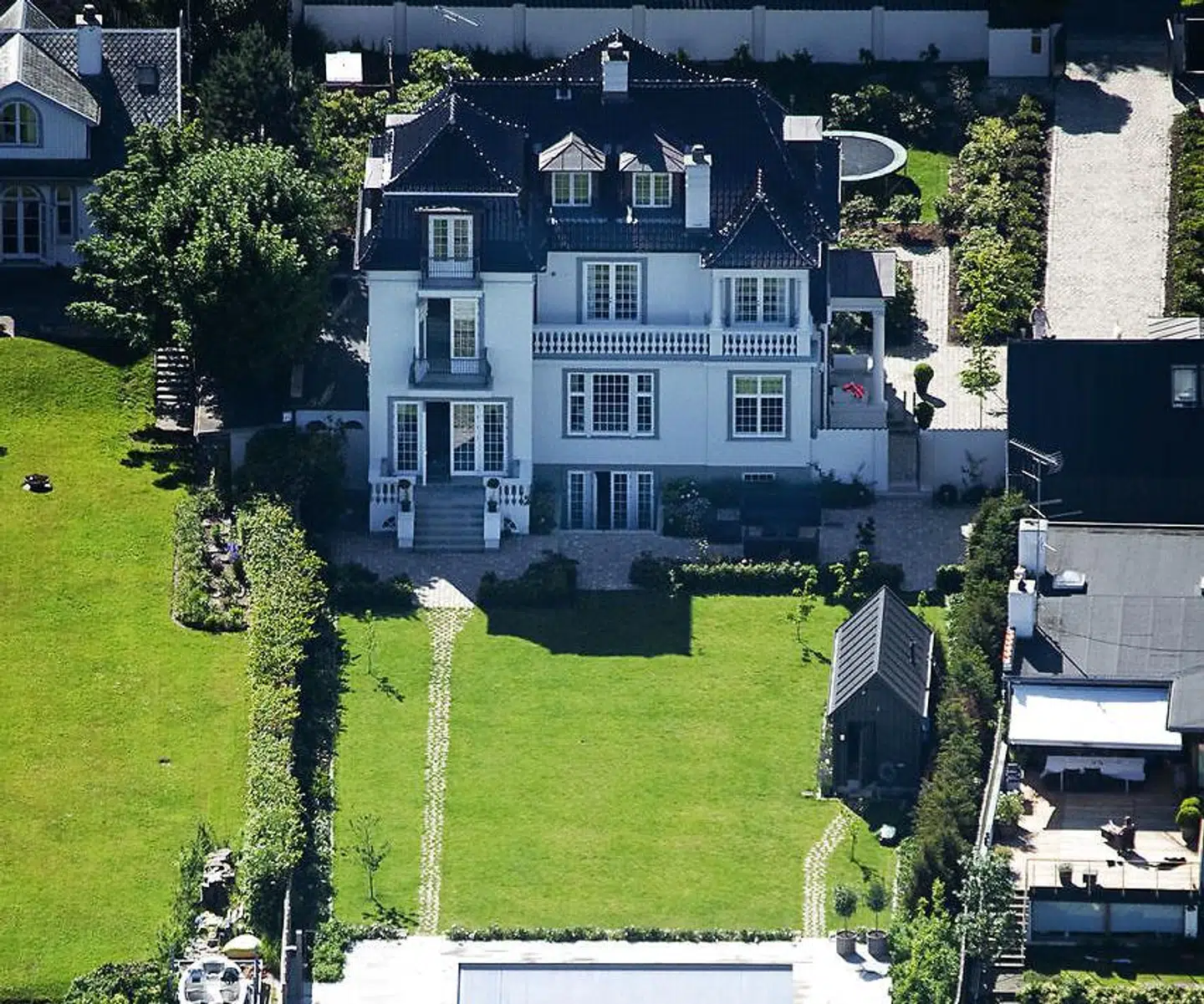 I 2016 solgte Peter Warnøe sin dyre villa på Taarbæk Strandvej 24 for 65 millioner kroner. Alligevel havde han brug for at låne penge fra sit firma, har han forklaret.
