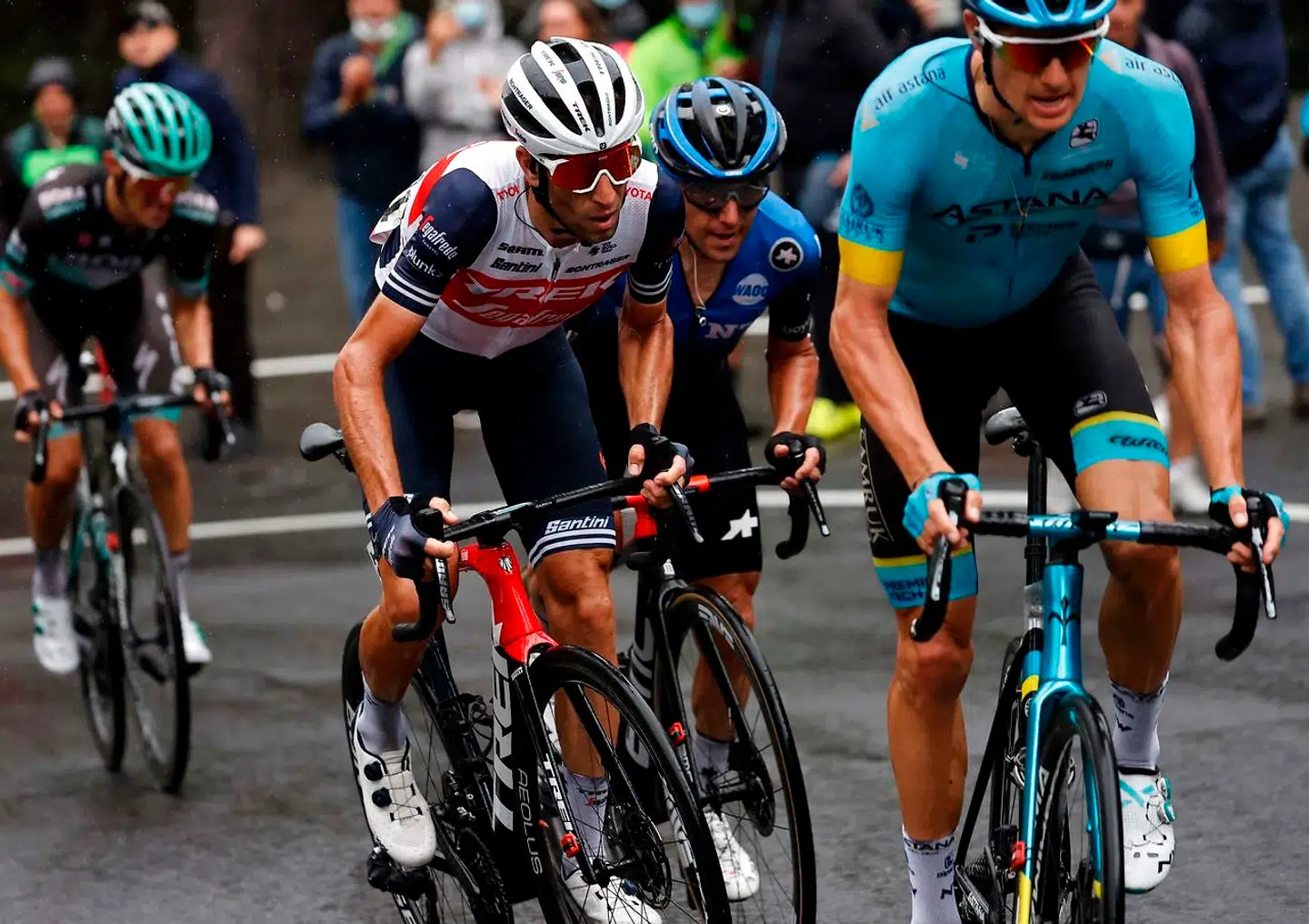 »Nibali var ikke meget for at føre, da vi kom af sted i en mindre gruppe. Jeg tror, han var presset og forsøgte at overleve. Han trak tempoet ud af gruppe,« skriver Jakob Fuglsang.