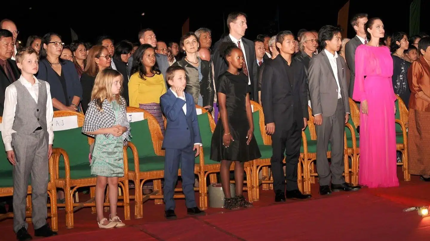 Angelina Jolie ses her sammen med hendes og Brad Pitts seks børn, som står til ved siden af hende.