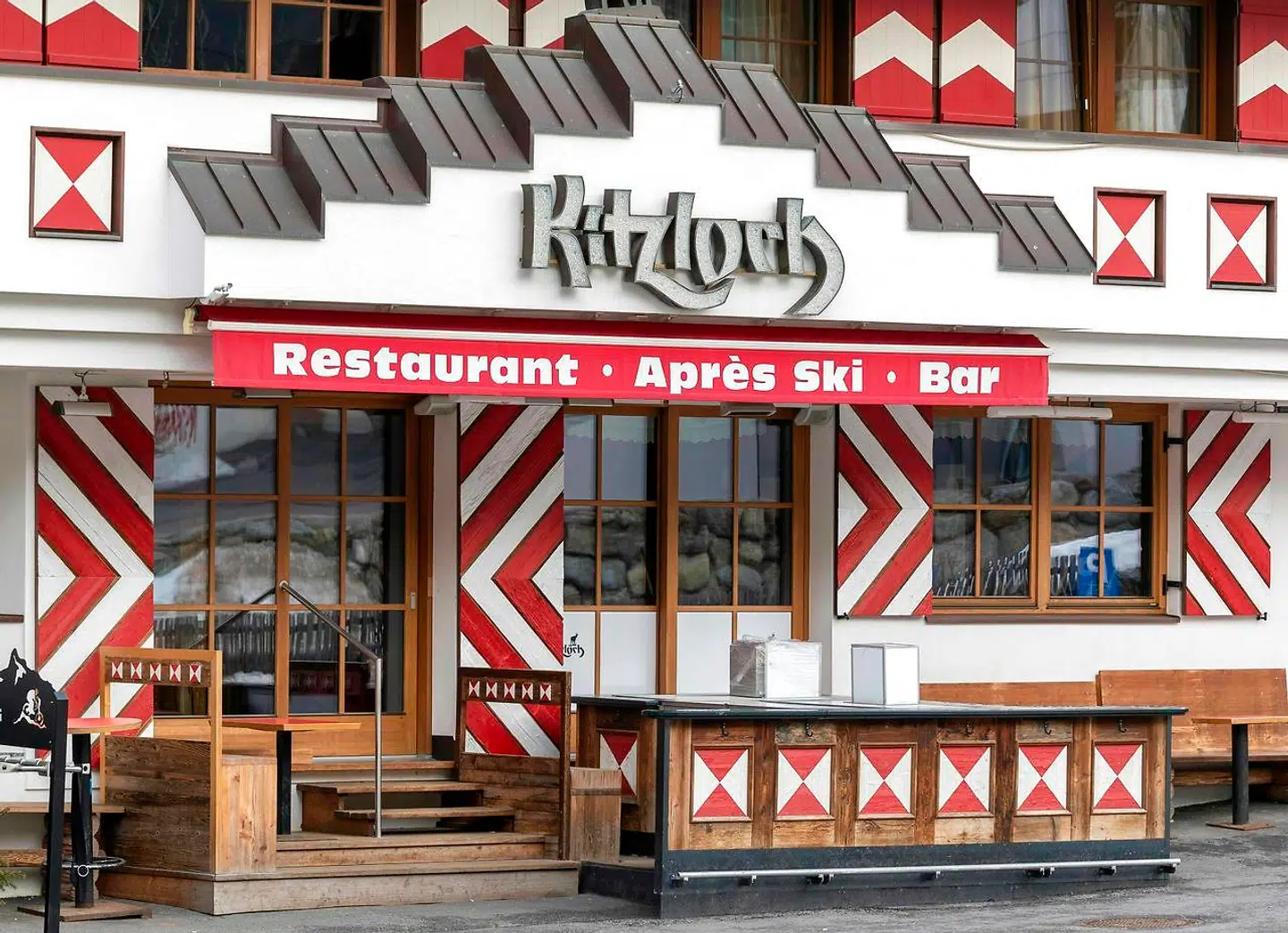 En bartender på Kitzloch i Ischgl fik ikke bare sat gang i smittekæder i hele byen. En lang række gæster rejste hjem til deres lande med covid-19, som de havde fået med sig fra baren.