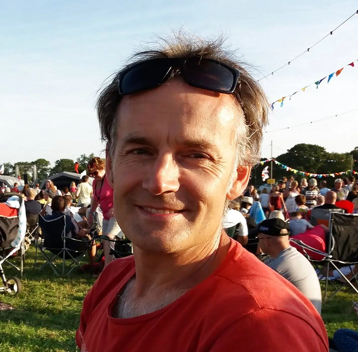 Den britiske businessman Steve Walsh blev i foråret 'superspreder', da han tog covid-19 med fra en konference i Singapore og nåede at sprede smitten til tre europæiske lande.