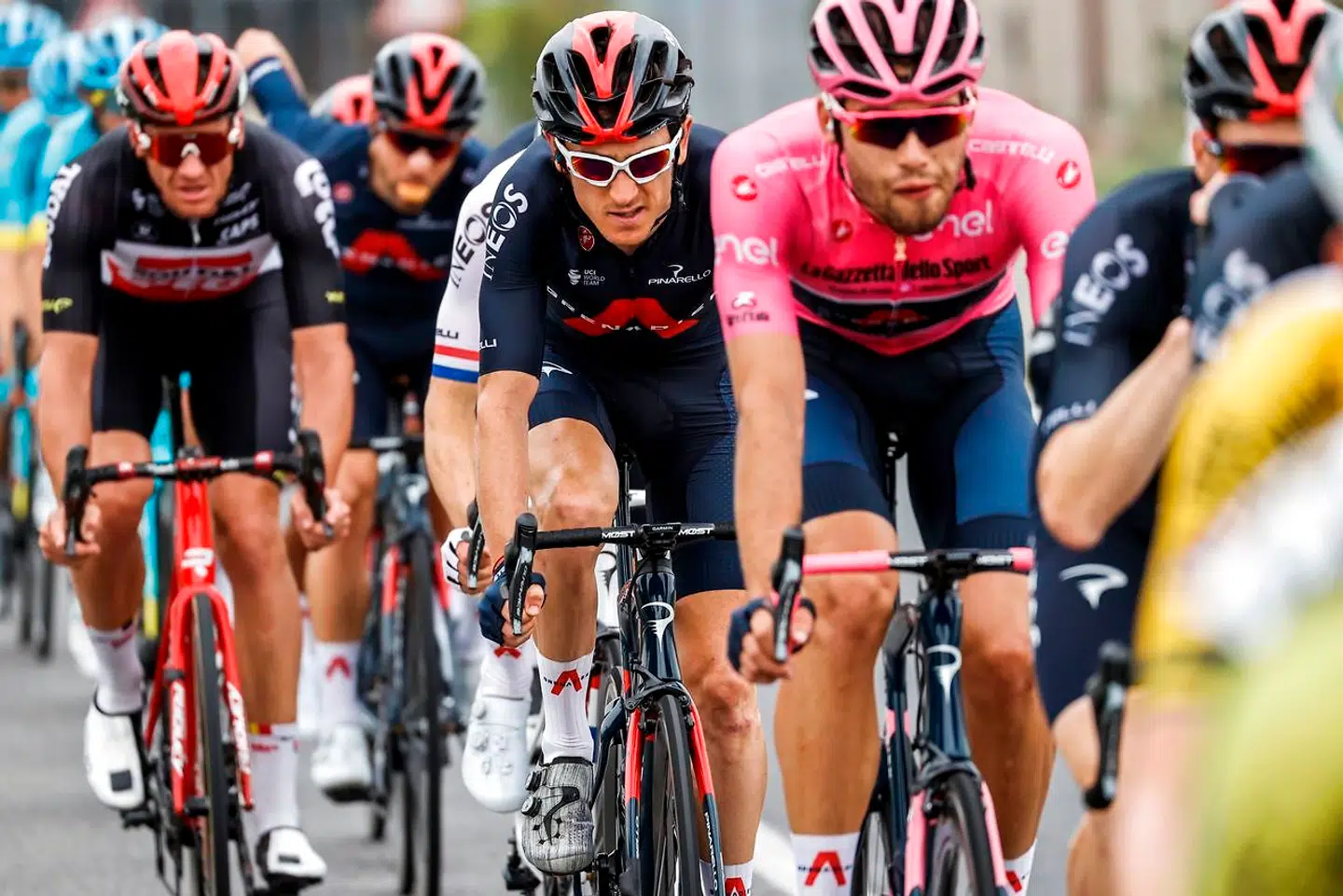 Geraint Thomas (bag ved Filippo Ganna i den lyserøde trøje) tabte praktisk talt alle chancer for at vinde Giro d'Italia, da han havde en skræketape mandag.