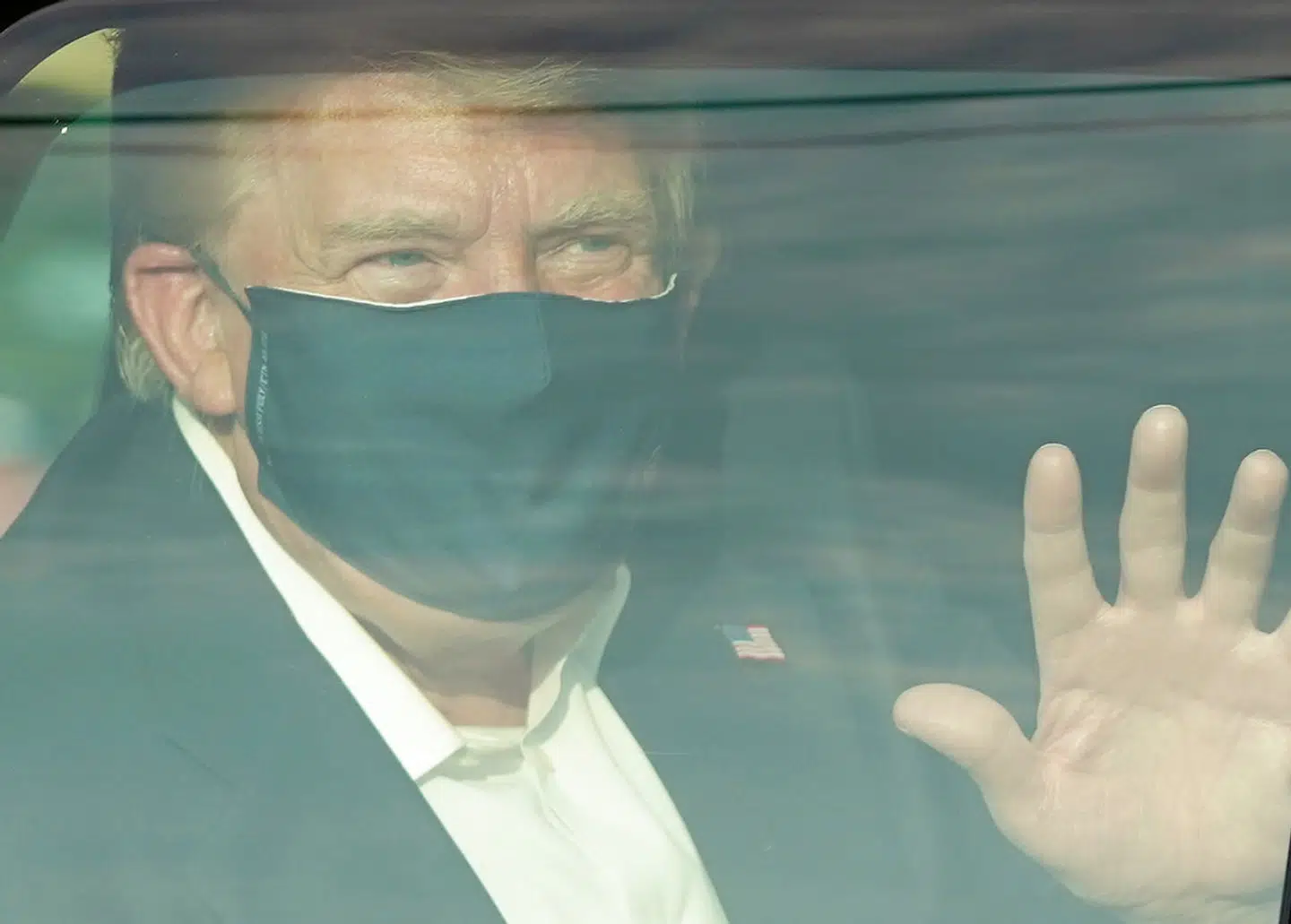 Donald Trump er selv blevet smittet med coronavirus, og har som følge af det været indlagt. Ifølge den amerikanske præsidents stabschef, Mark Meadows, har Donald Trump det så godt, at han trods smitten med coronavirus er klar til at genoptage sit arbejde.