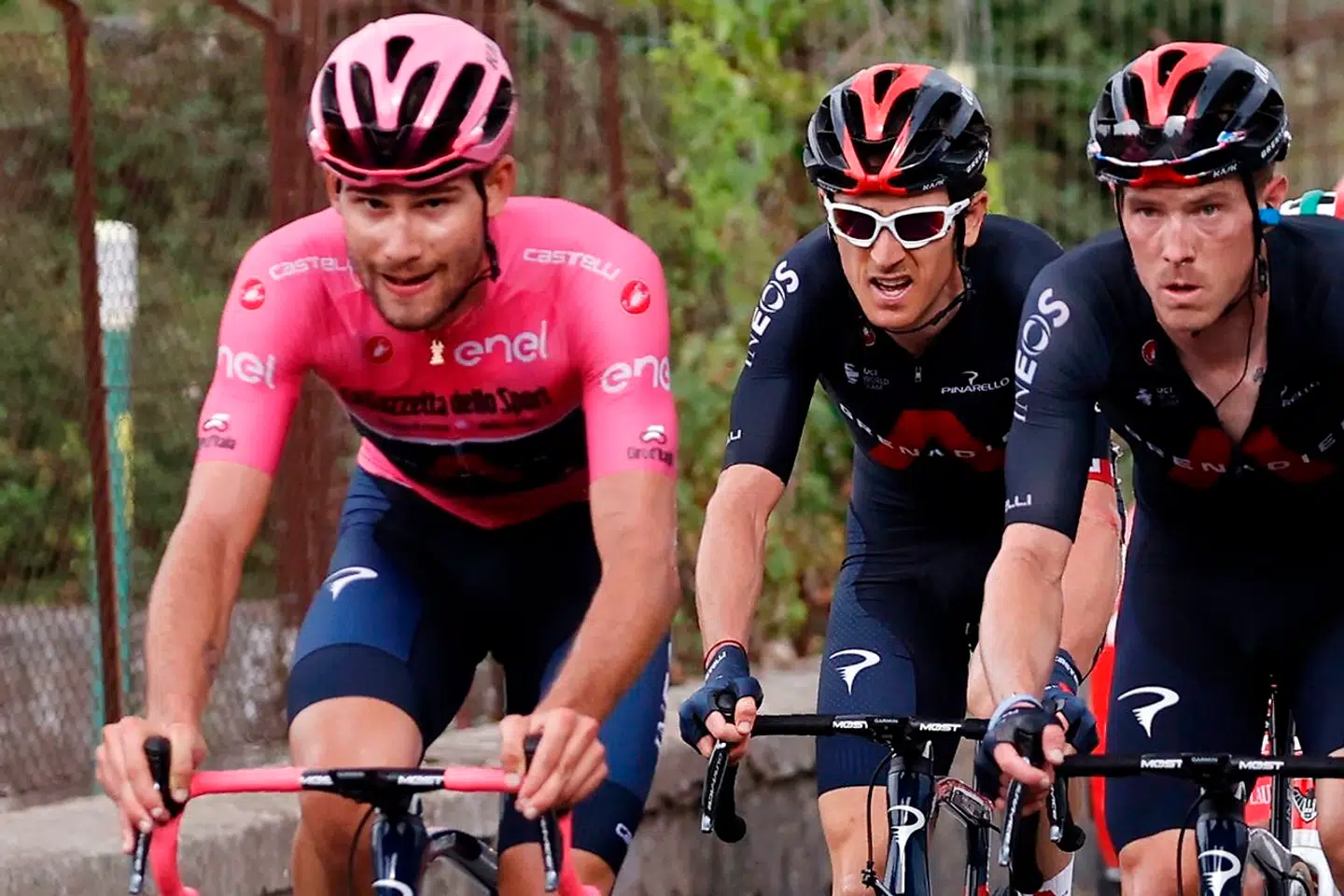 Overall leader Team Ineos rider Italy's Filippo Ganna, wearing the pink jersey (L) and Team Ineos rider Great Britain's Geraint Thomas (C) ride behind on October 5, 2020 during the 3rd stage of the Giro d'Italia 2020 cycling race, a 150-kilometer route between Enna and volcano Etna, Linguaglossa-Piano Provenzana, Sicily. (Photo by Luca Bettini / AFP)