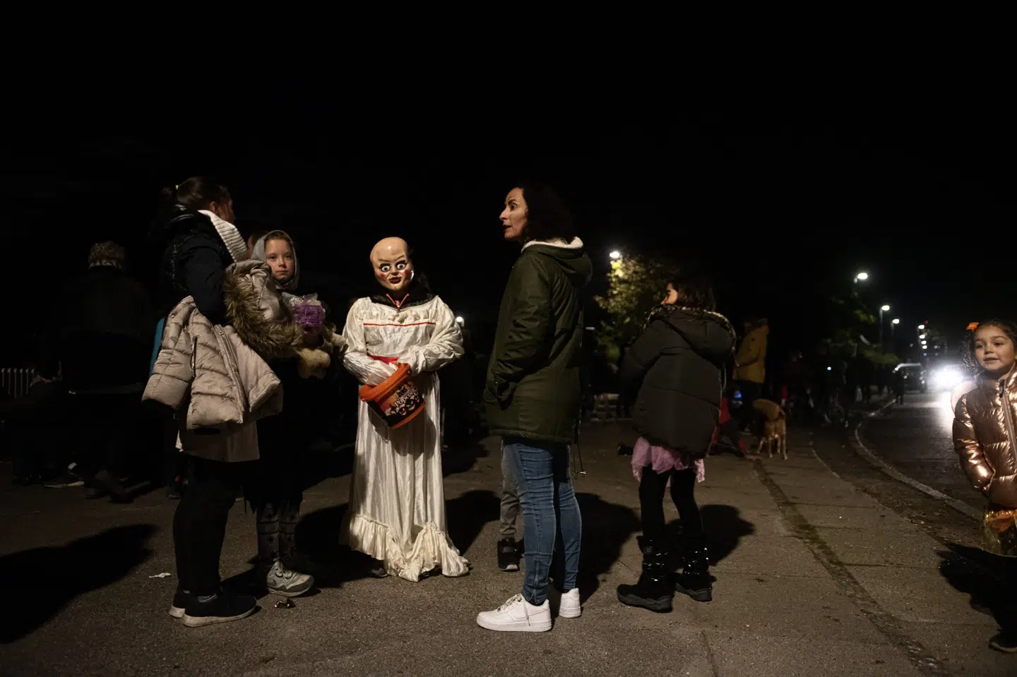 Halloween løber af stablen 31. oktober, men i år bør den ikke forløbe helt som normalt, anbefaler Sundhedsstyrelsen, der peger på risiko for smitte ved udklædningsfester, og når man går fra dør til dør. (Arkivfoto) Ida Guldbæk Arentsen/Ritzau Scanpix