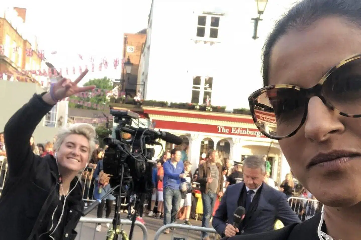 Divya Das og Kim Bildsøe Lassen i den version af London, som de elskede. Her rapporterer begge fra Meghan og Harrys bryllup i 2018.