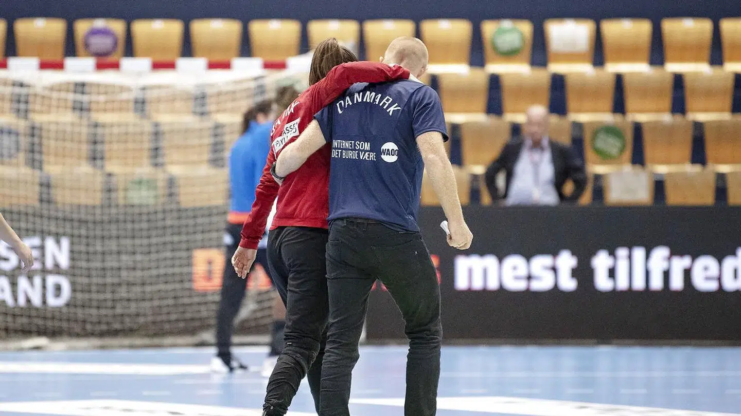 Danmark's Mie Enggrob Højlund bliver skadet under opvarmningen og forlader hallen før kvindernes Golden League-kamp Danmark mod Frankrig, Vibocold Arena i Viborg søndag den 4. oktober 2020.. (Foto: Bo Amstrup/Ritzau Scanpix)