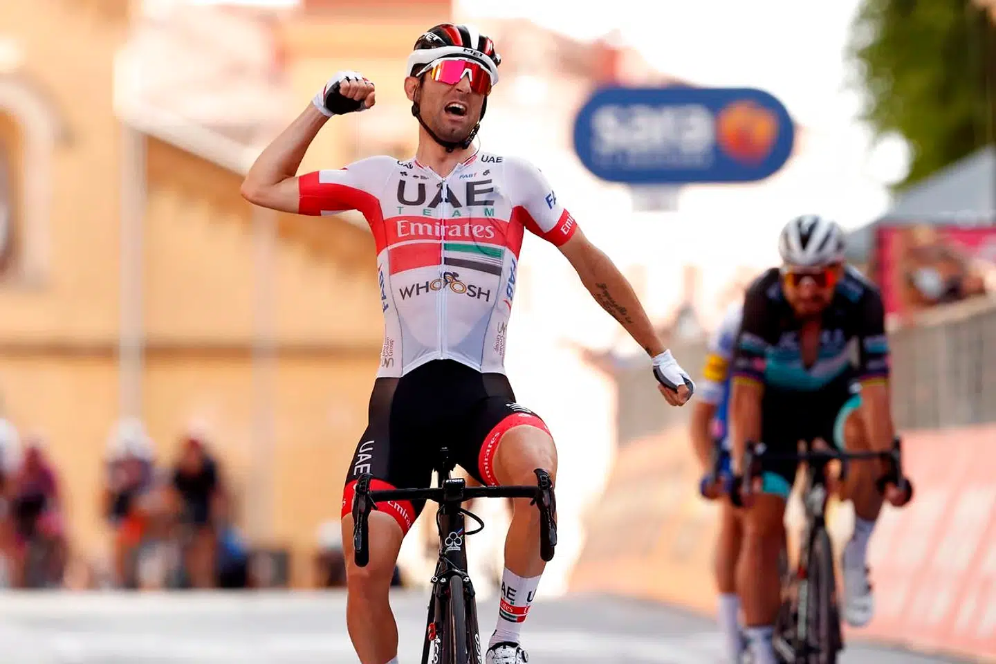 Mikkel Honoré (bagerst til højre, bag ved Peter Sagan) blev nummer tre ved anden etape af Giro d'Italia, som blev vundet af Diego Ulissi.