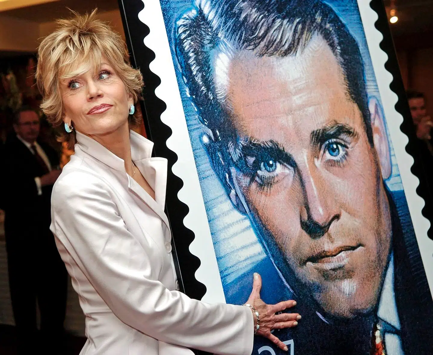 Jane Fonda havde et anspændt forhold til sin far, Henry Fonda. Her poserer hun dog med en plakat af dét frimærke, der blev fremstillet som en hyldest til ham.