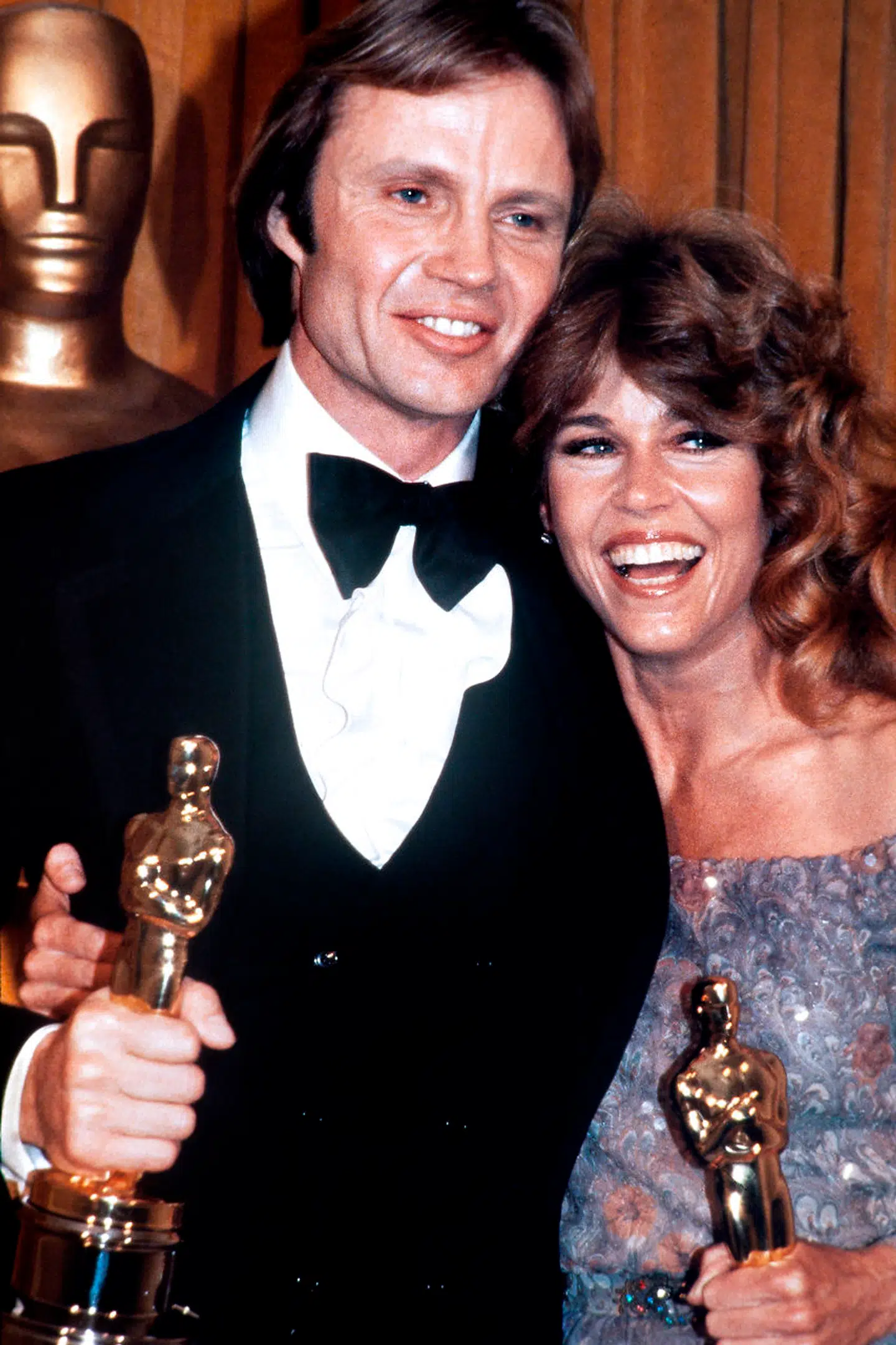 Jane Fonda og Jon Voight med deres Oscar-statuette for filmen 'Coming Home'.