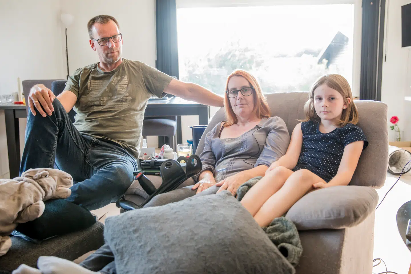 Gigtpatienten Tina Jensen på 46 år siddende på særlig liggesofa med sin mand, Henrik Jensen på 50 år, og sin datter, Emma på ni år. Foto: Nikolai Linares/Byrd.