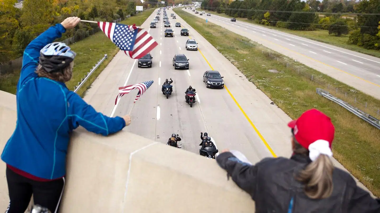 En lang kortege af biler i Ohio var en del af en Trump-demonstration. Her lød der pludselig skud.