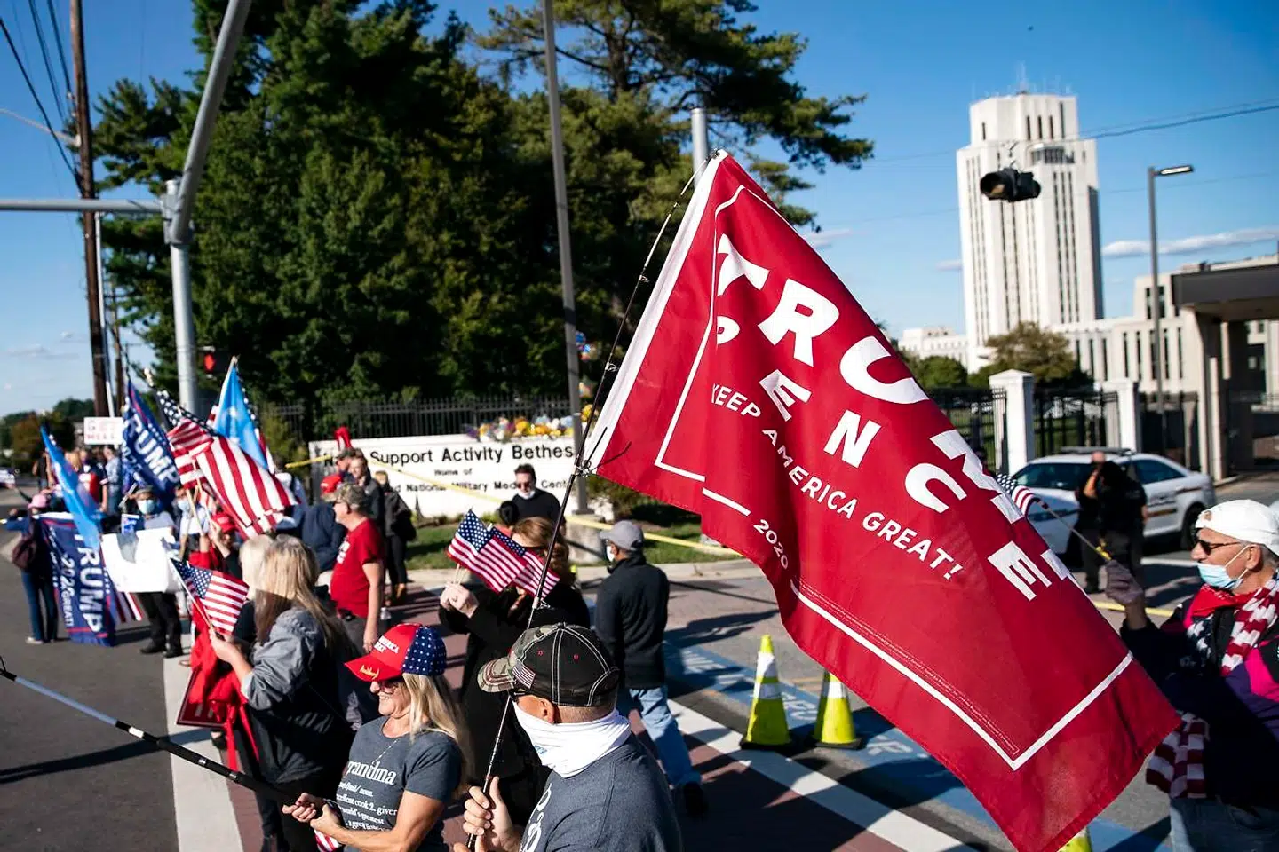 Trump-tihængere er mødt op foran hospitalet.