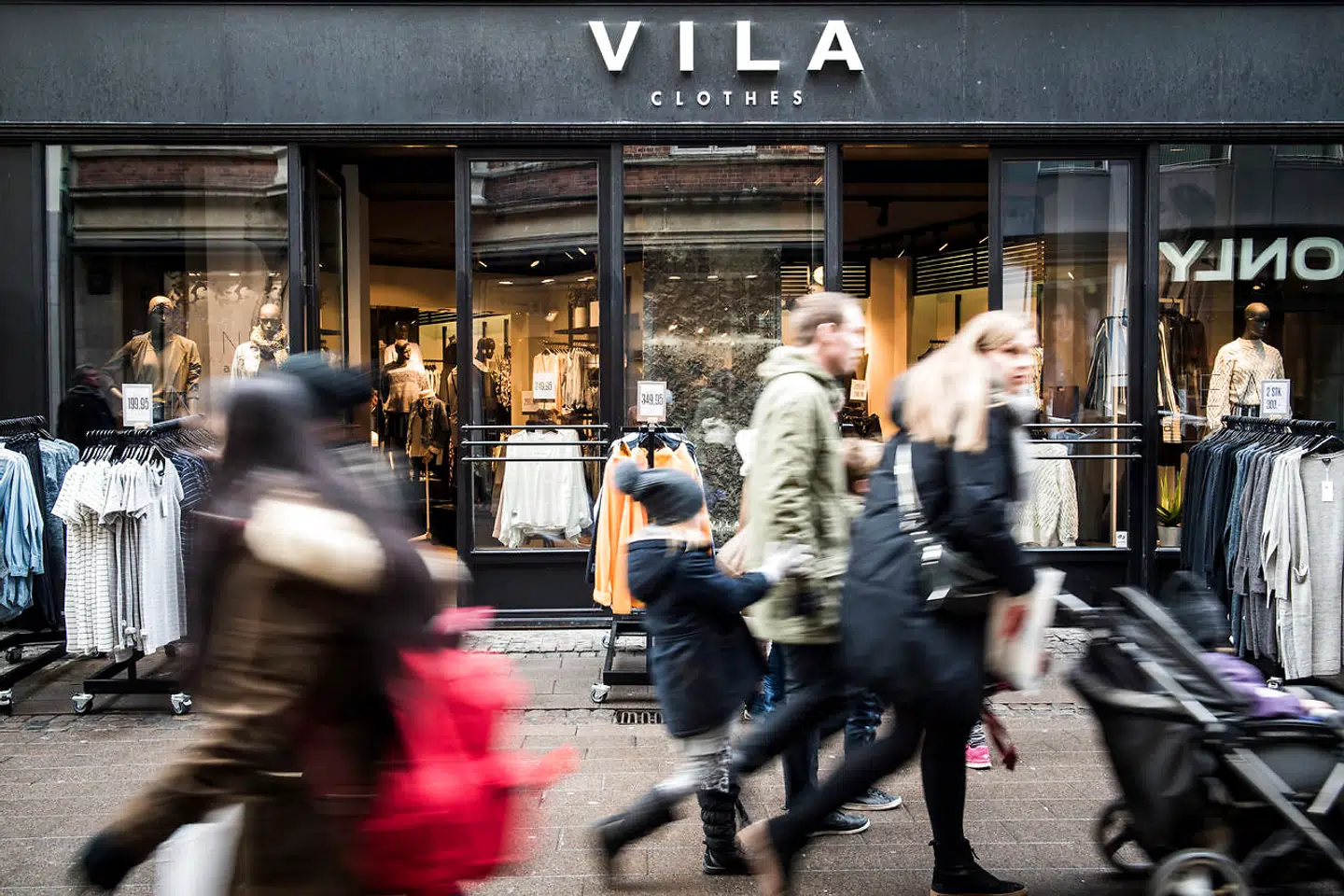 Selv om Bestseller har klaret sig med skindet på næsen, har tøjgiganten også en akilleshæl – nemlig at den har så mange forskellige brands, mener Anders Drejer. Bestseller ejer blandt andet Vila.