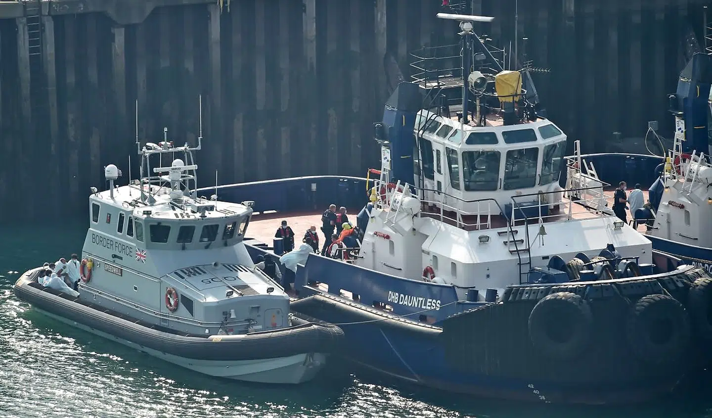 Migranter, der har sejlet over Den Engelske Kanal, bringes i land i Dover.