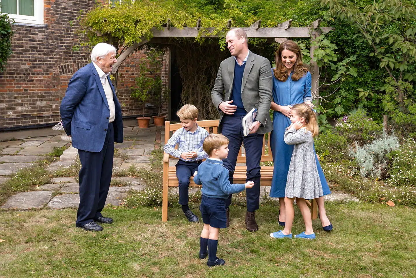 Prins William og hans kone, prinsesse Kate, med deres tre børn, prinserne George og Louis og prinsesse Charlotte, sammen med Sir David Attenborough i have ved Kensington Palace.