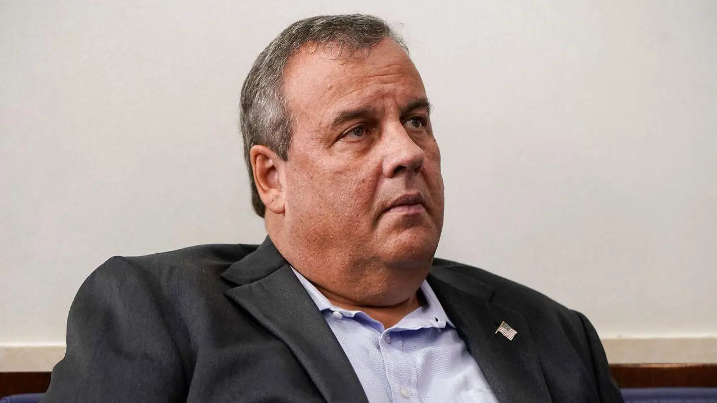 Chris Christie er blevet smittet med coronavirus og er blevet indlagt på hospitalet. Her er han fortograferet ved en af Trumps pressekonferencer 27. september i år.