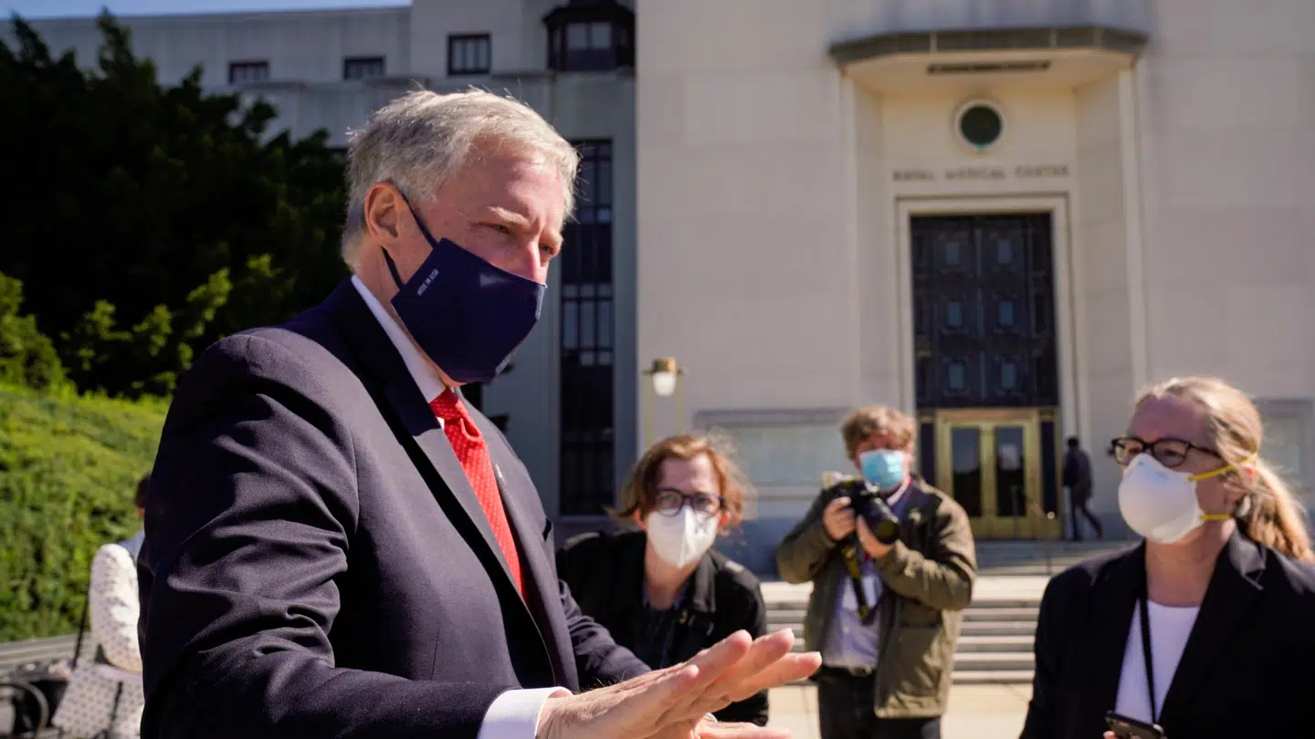 Donald Trump havde både feber og et lavt iltniveau fredag, afslører stabschef i Det Hvide Hus Mark Meadows. Ken Cedeno/Reuters