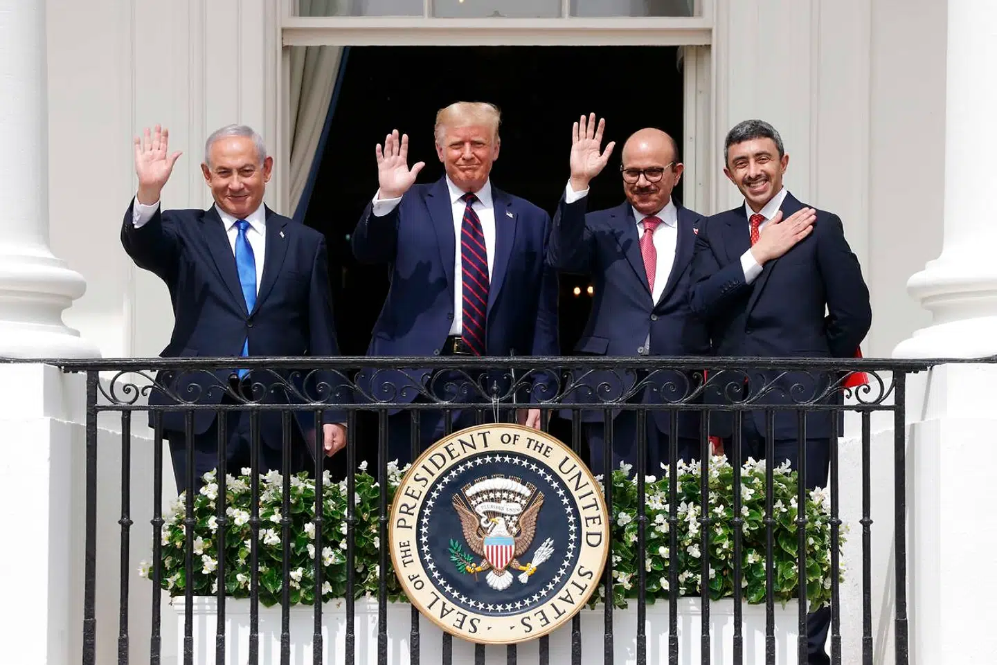 Israels premierminister Benjamin Netanyahu, USA's præsident, Donald Trump, udenrigsminister for Bahrain, Abdullatif bin Rashid Al Zayani, og udenrigsminister for de Forenede Arabiske Emirater, Abdullah bin Zayed bin Sultan Al Nahyan.