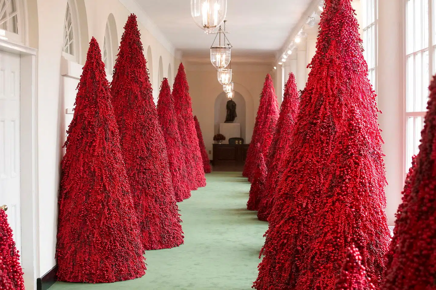 Sådan så gangene i Det Hvide Hus ud et år, hvor Melania Trump fik kritik for at forvandle embedsboligen til en scene fra HBO-serien 'The Handmaids Tale.'