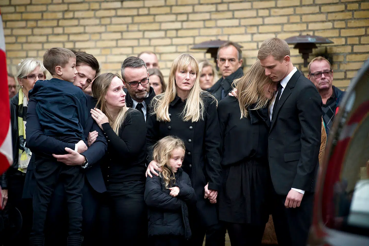 En knust familie tog afsked med deres far og morfar og svigerfar, da Peter Brixtofte i 2016 blev bisat fra Stavnsholtkirken i Farum.