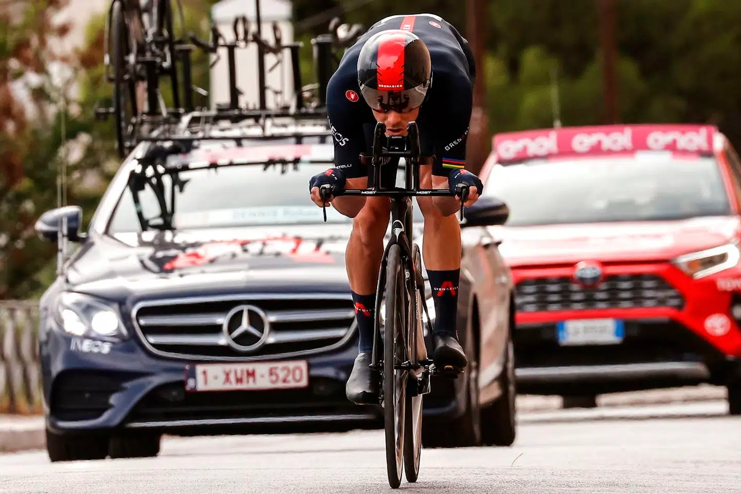 Rohan Dennis forklarede, at han måtte indimellem måtte stoppe med at træde for ikke at havne i hegnet i vejkanten.