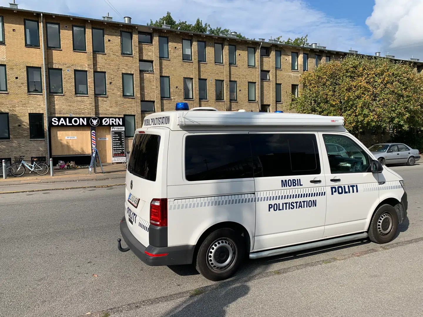 Politiet valgte onsdag at opstille en mobil politistation ved gerningsstedet efter skuddrabet på 20-årige Kevin.