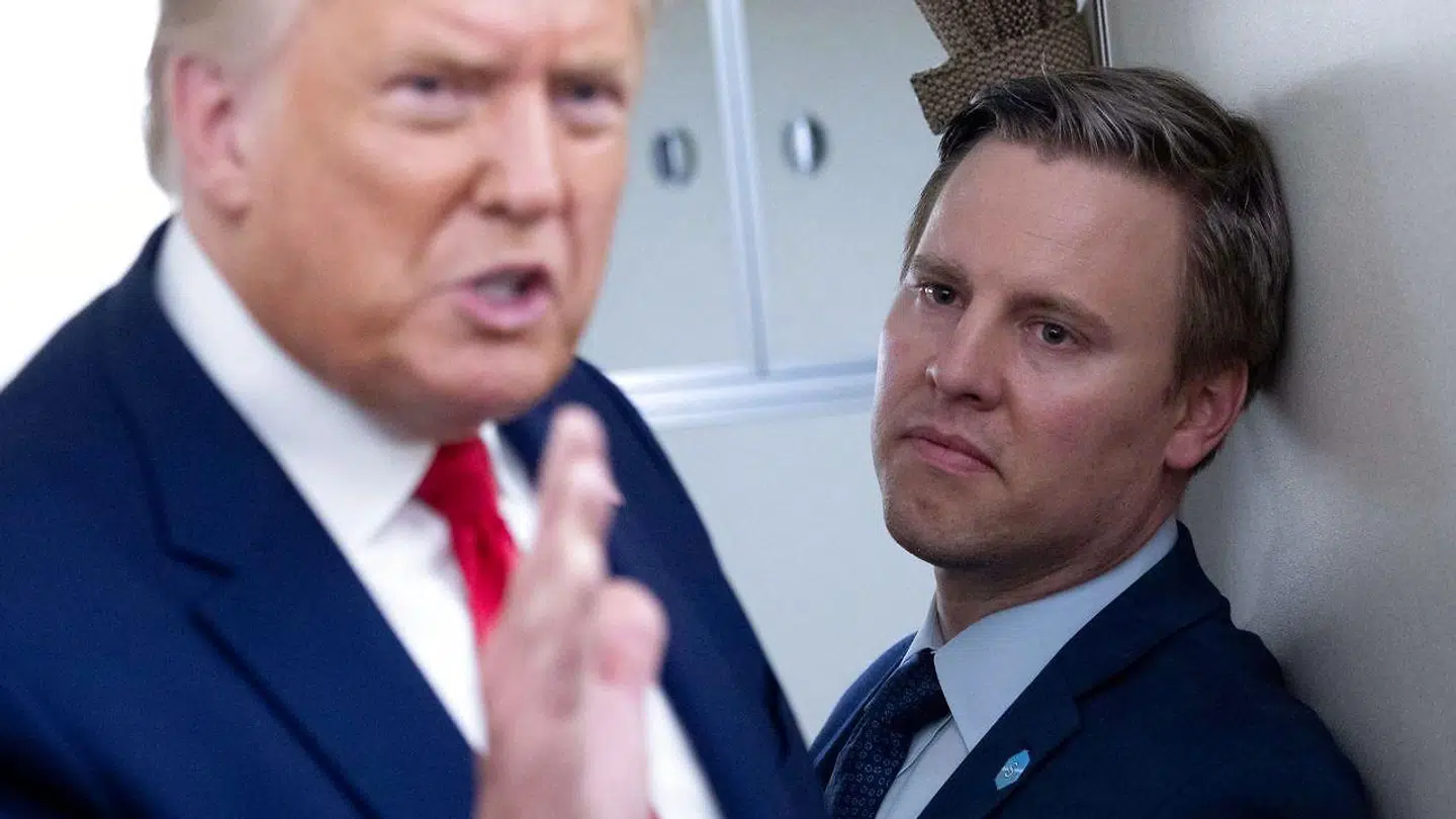 Trumps kampagnemanager Bill Stepien har også fået coronavirus. Her ses han ombord på Air Force One med præsidenten. (Arkivfoto)