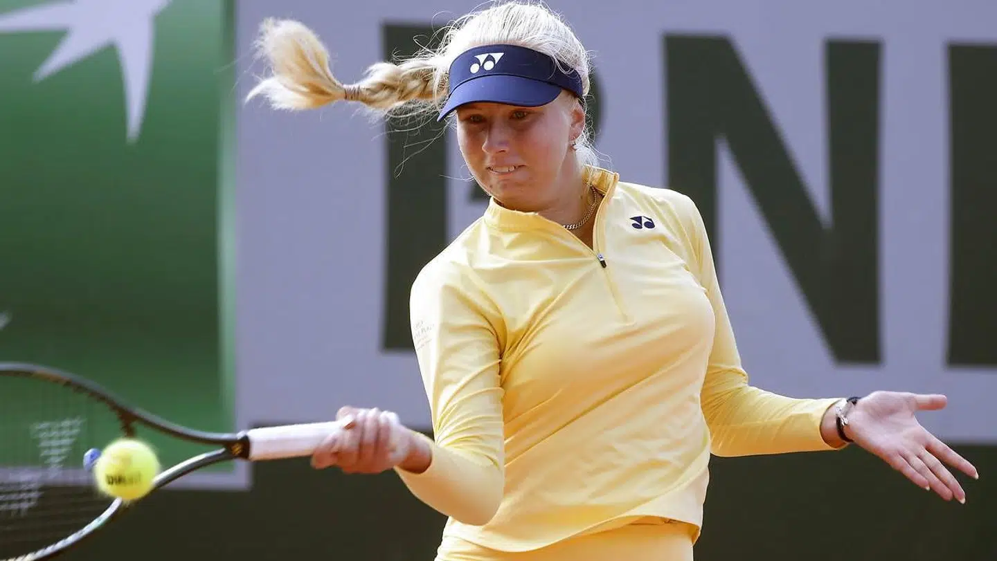 Clara Tauson i aktion mod Danielle Collins i anden runde af French Open.