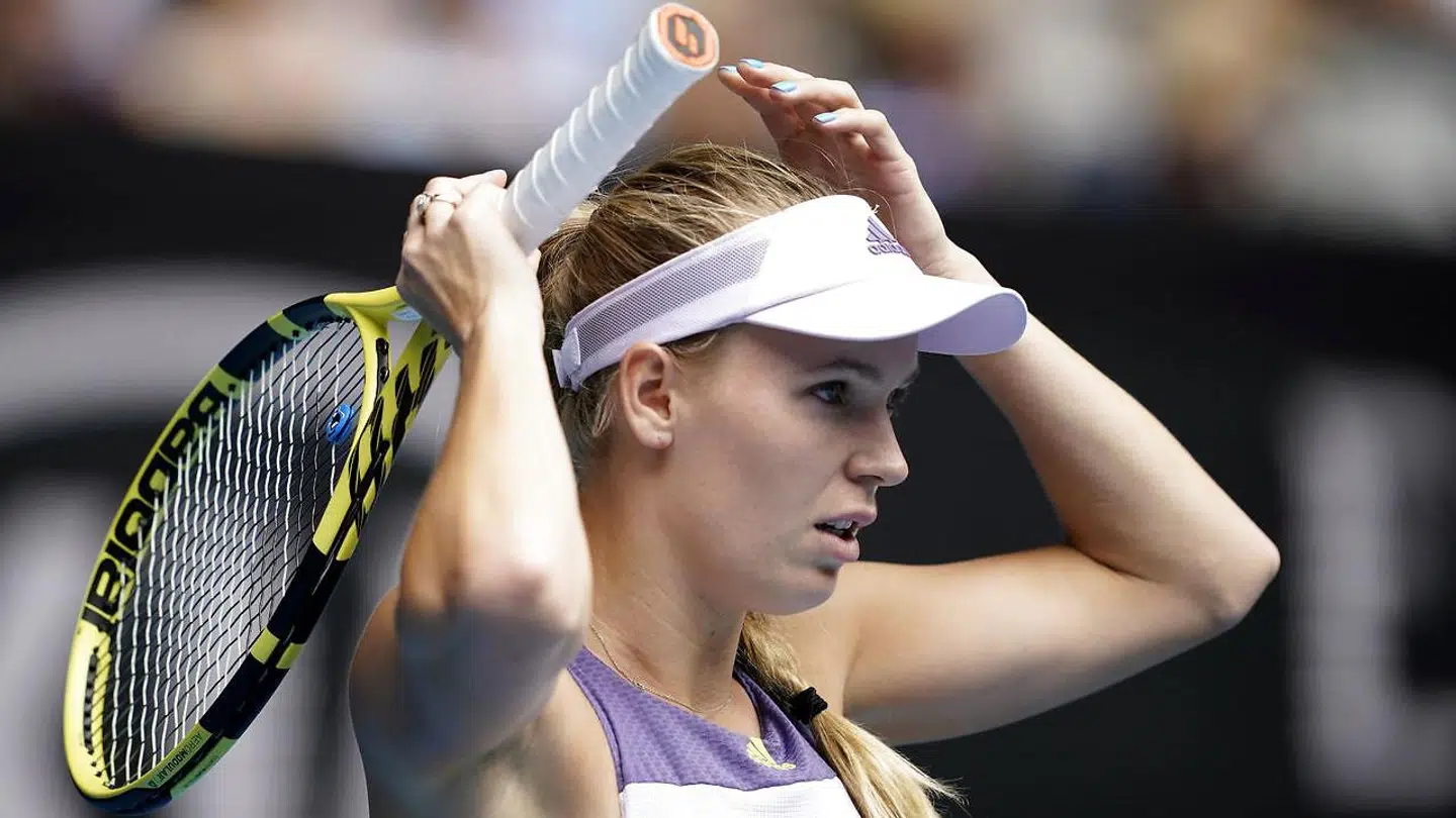 Det er ikke blot meritterne, der gør, at mange sammenligner Clara Tauson med Caroline Wozniacki. De har begge lyst hår og sætter det typisk op i fletning, når de spiller.