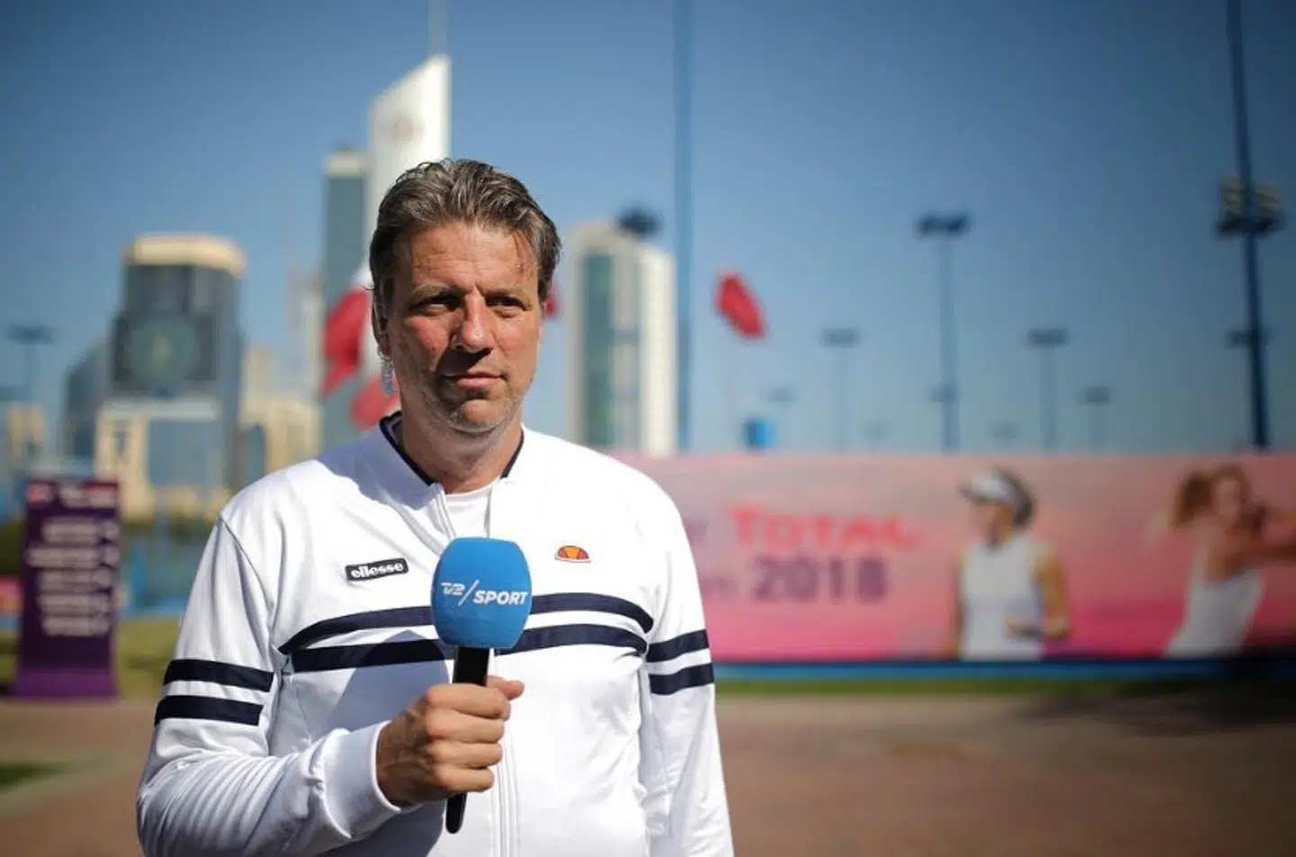 Michael Tauson var selv aktiv som tennisspiller i 1980'erne og 1990'erne. I dag er han blandt andet ansat som tennisekspert hos Tv 2 Sport.