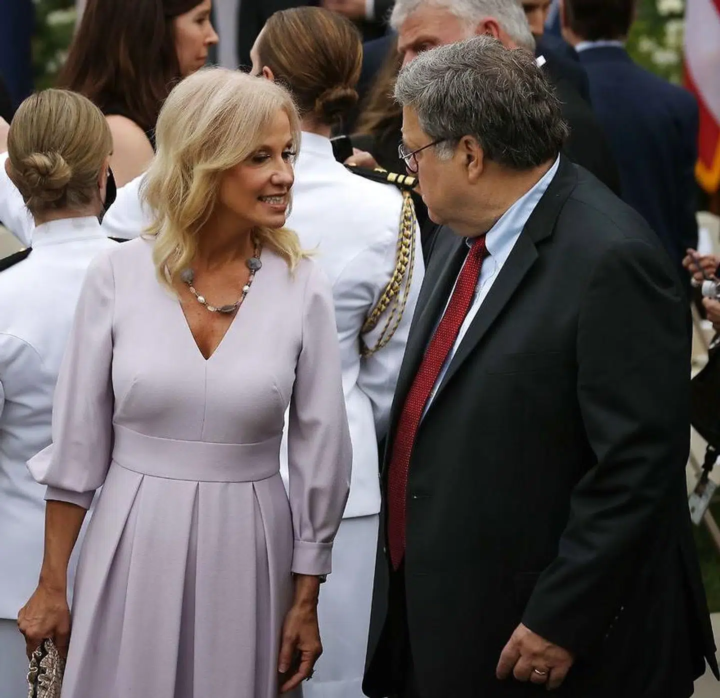 Covid-19 smitten spreder sig iblandt Donald Trumps nærmeste medarbejdere. Her ses Kellyanne Conway helt tæt på justitsminister William Barr for bare en uge siden.