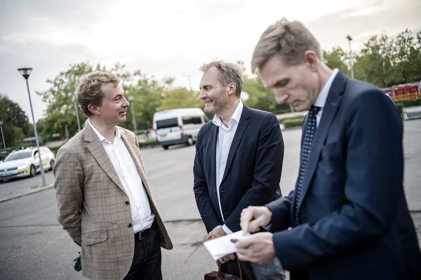 Dansk Folkepartis Peter Skaarup, Kristian Thulesen Dahl og Morten Messerschmidt i bydelen Vollsmose i Odense søndag 27. september 2020. De kommer med nogle forslag, som handler om at kriminalisere social kontrol og samtidig gøre det ulovligt for politifolk/ledelse, kommunalt ansatte og lignende at indgå i et samarbejde med den lokale imam/moske. (Foto: Michael Drost-Hansen/Ritzau Scanpix)