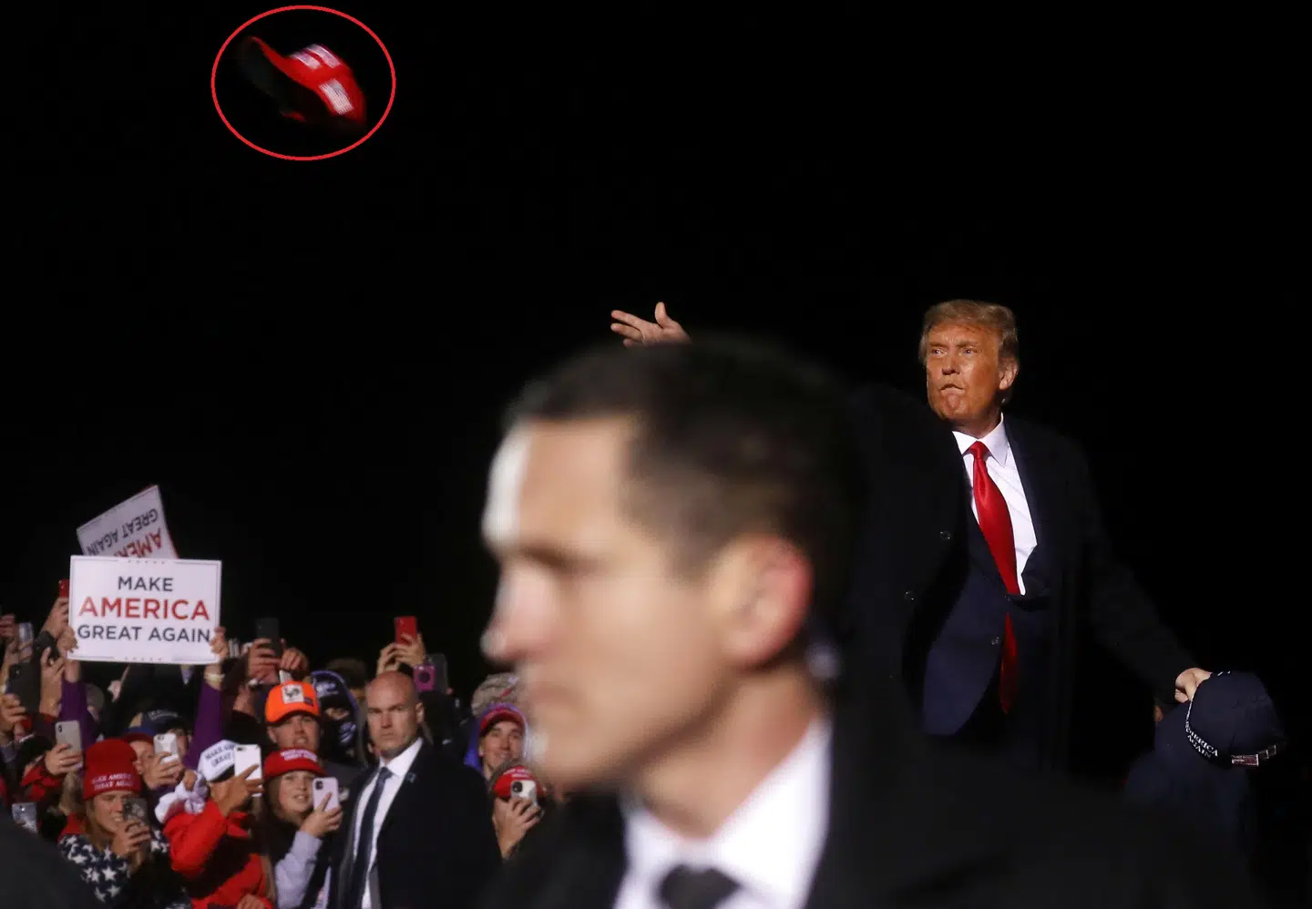 Donald Trump kaster en kasket ud til publikum ved et rally i Duluth, Minnesota, blot et døgn inden, han blev testet positiv for coronavirus.