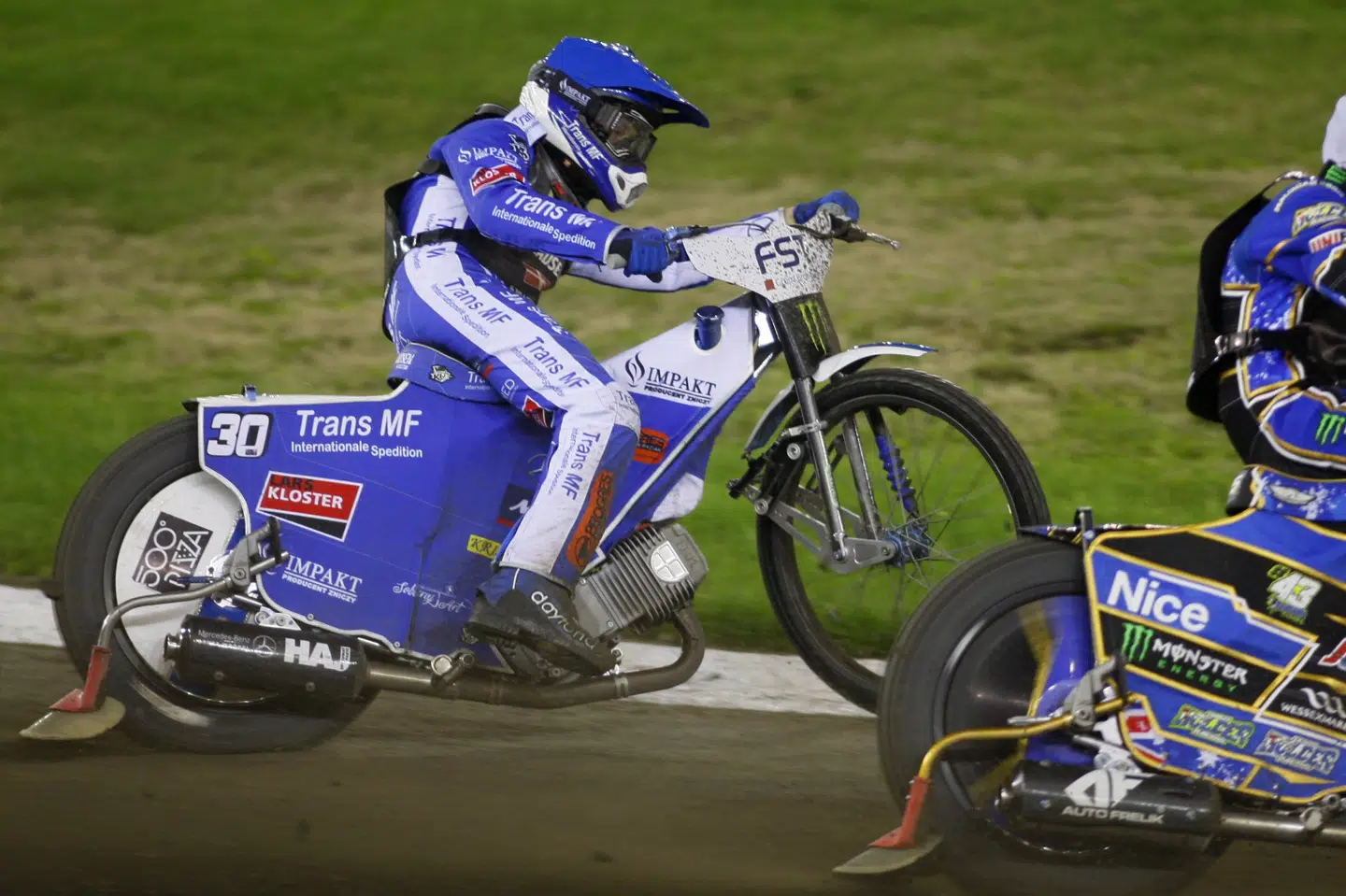 Leon Madsen (blå) nåede til semifinalen, men han kom ikke videre derfra, da der fredag blev kørt VM-grandprix i Torun. Sportxpress/Ritzau Scanpix