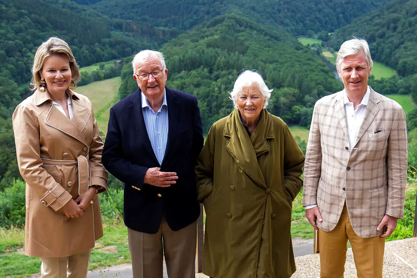 Ekskong Albert (nr. to fra venstre) ved siden af sin svigerdatter, dronning Mathilde af Belgien, og med sin kone, eksdronning Paola, på den anden side. Yderst til højre står kong Philippe.
