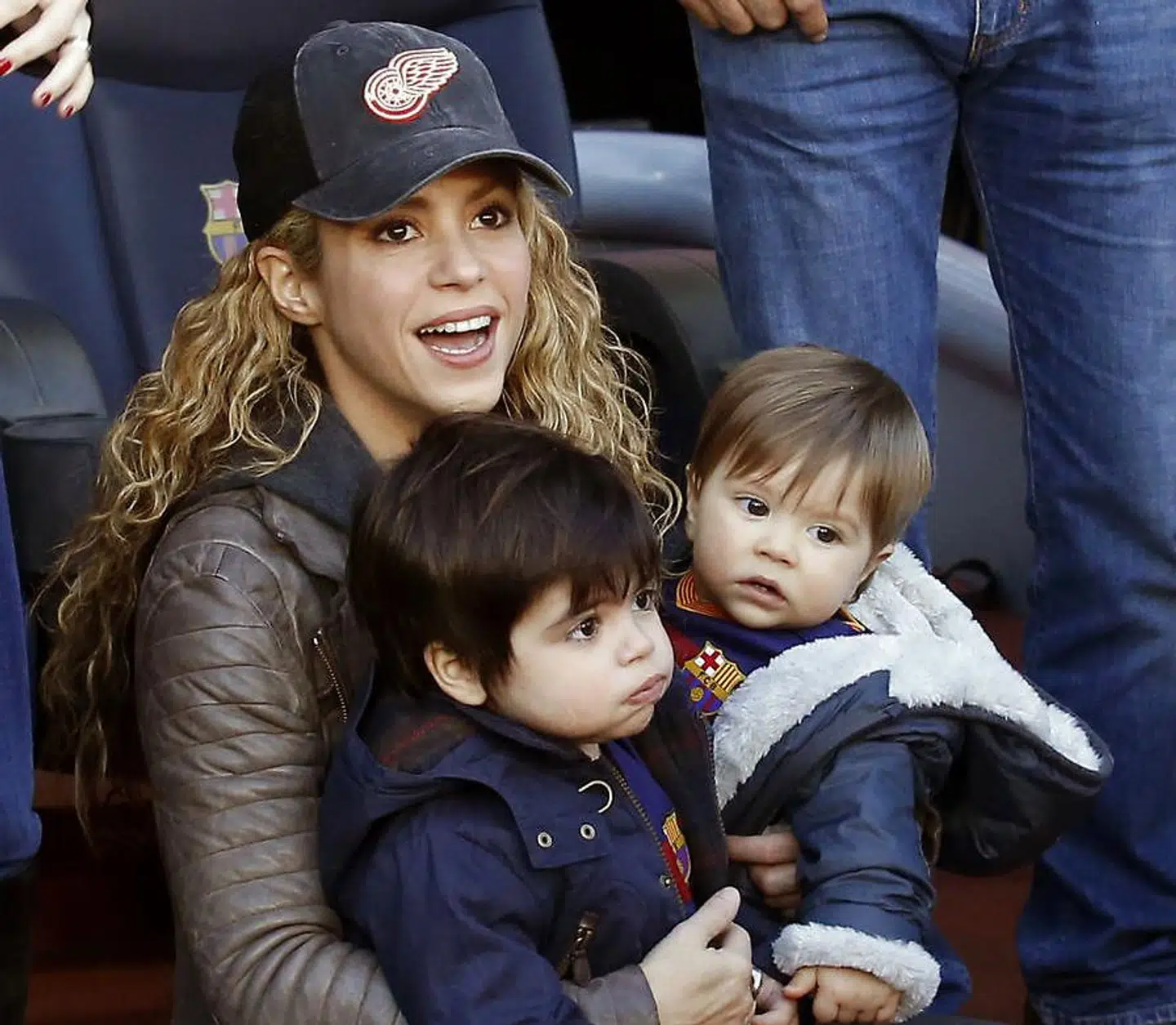 Shakira og børnene under en af Gerard Piques kampe på Camp Nou i Barcelona i 2015.