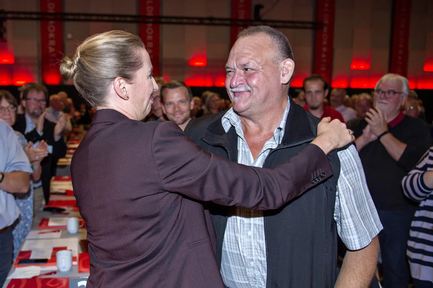 Socialdemokratiets formand, statsminister Mette Frederiksen, hilser på Arne efter hendes tale under Socialdemokratiets kongres i Aalborg i 2019. (Arkivfoto). Henning Bagger/Ritzau Scanpix