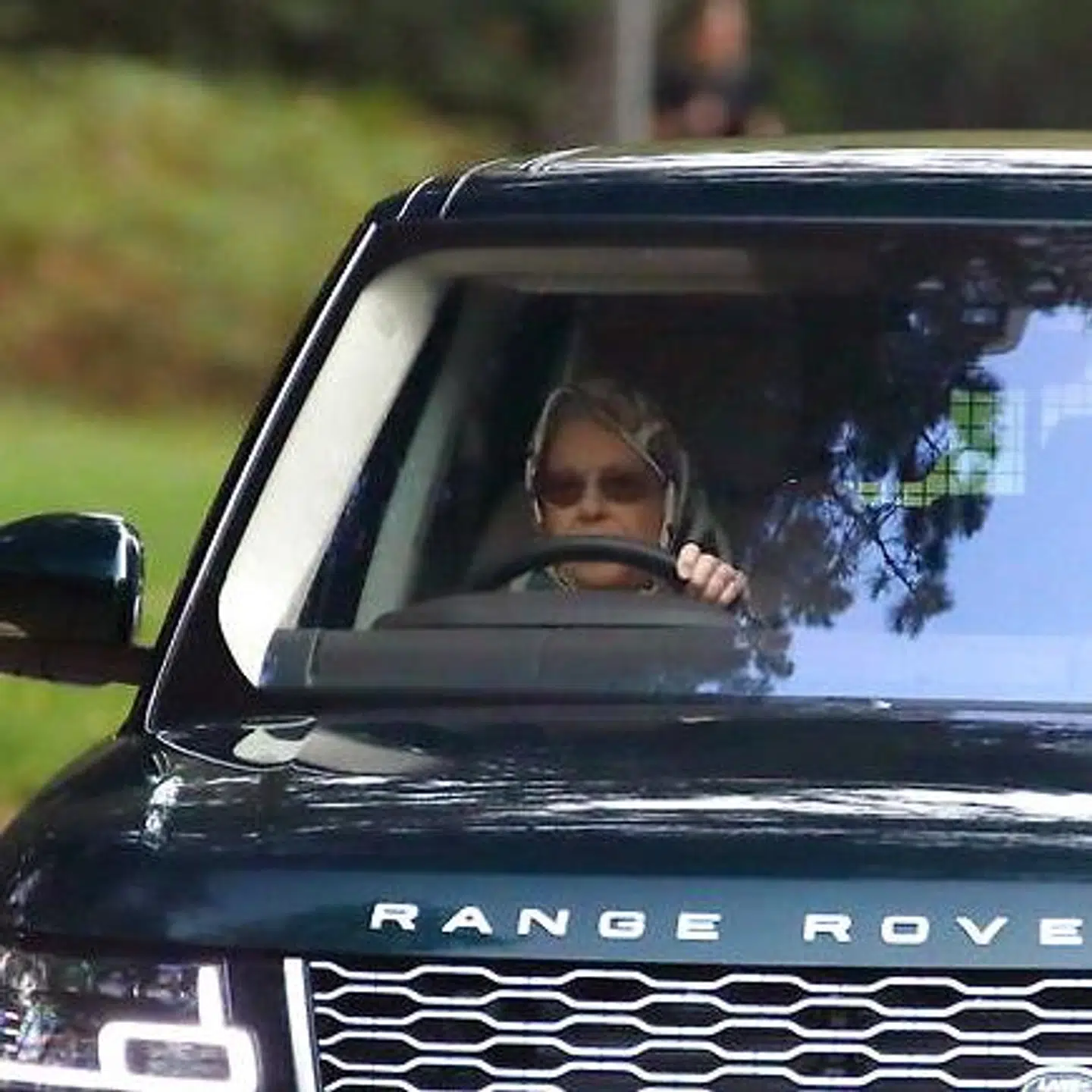 Den er god nok: Det er den britiske monark, der sidder bag rattet.