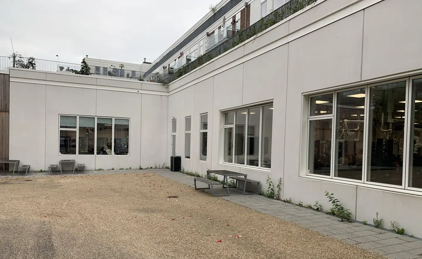 Her ses bænken foran Københavns Frisørskole, hvor de unge drenge holder til
