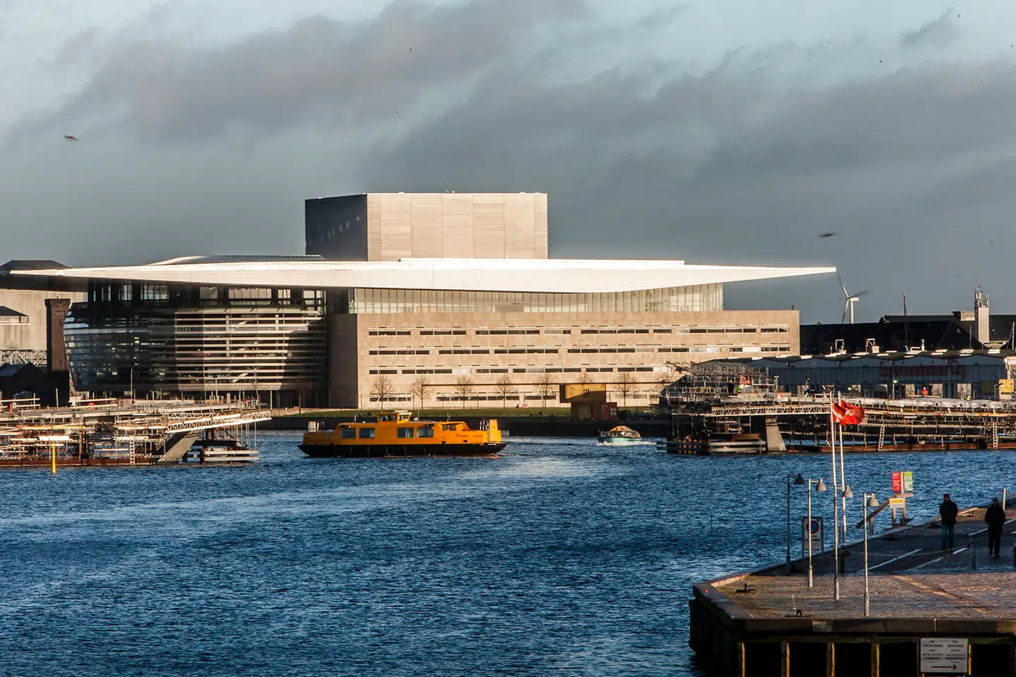 Det var i operahuset på Holmen i København, at de to ministre Peter Hummelgaard og Ane Halsboe-Jørgensen forbrød sig mod teaterets reglement for covid-19