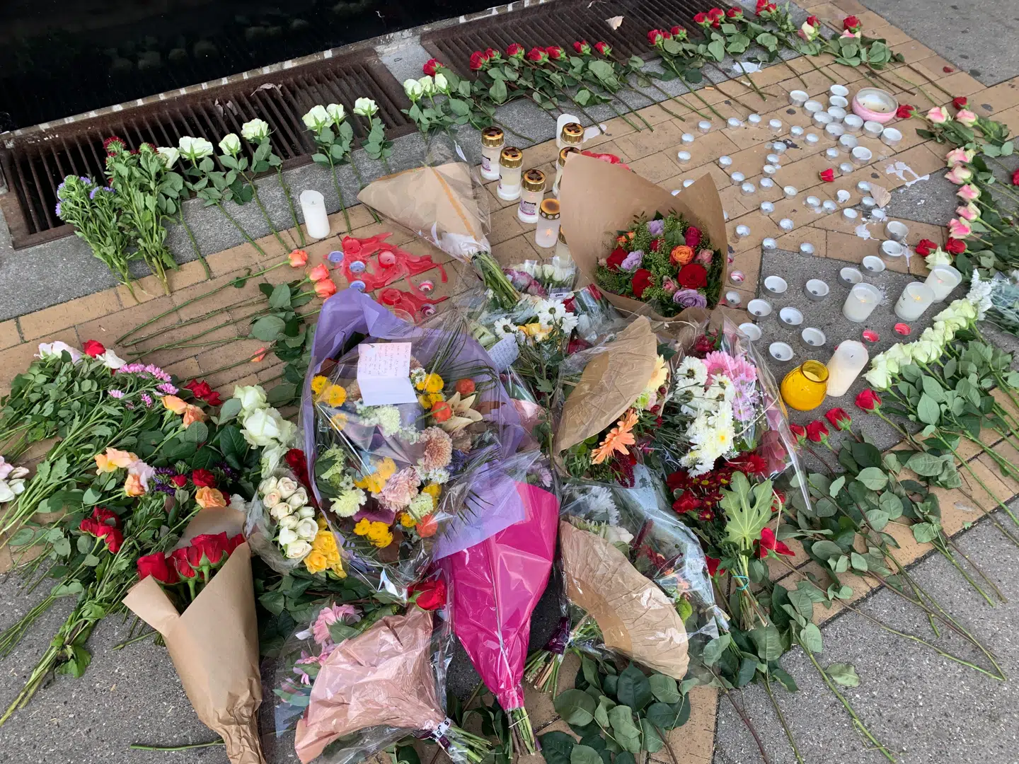 Blomster og lys foran Salon Ørn, hvor en 20-årig frisør blev dræbt af skud 29. september 2020.