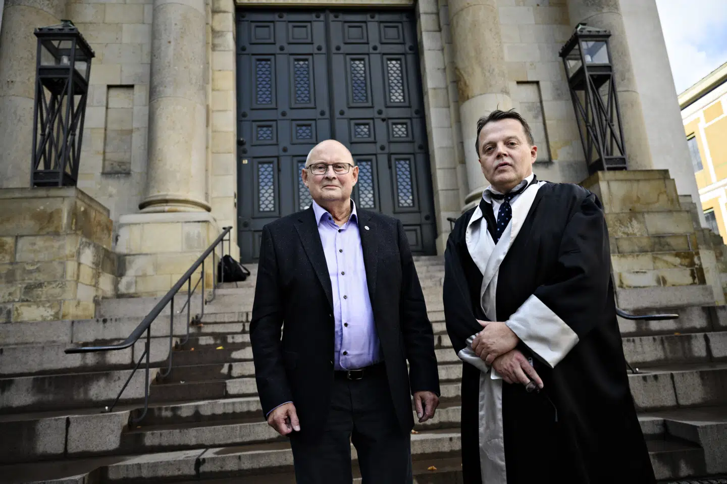Pressefotograf Morten Brandborg med sin forsvarer Tyge Trier ved trappen til Højesteret under et retsmøde forleden om en bøde til fotografen. Torsdag er der afsagt dom. (Arkivfoto) Philip Davali/Ritzau Scanpix
