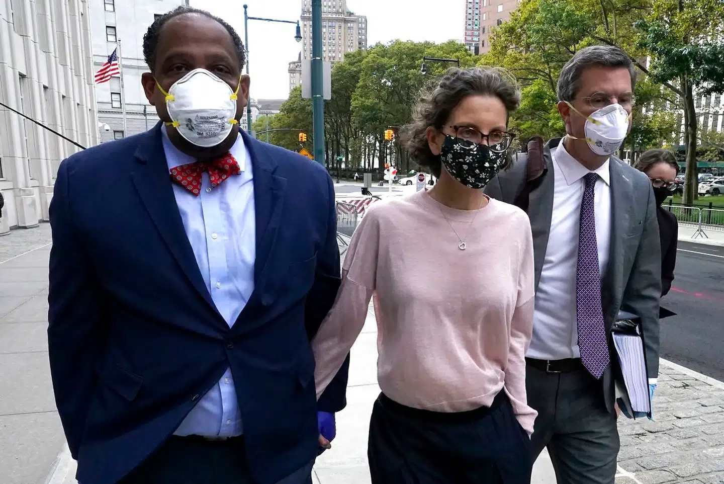 Clare Bronfman ankommer til retten i Brooklyn, New York.