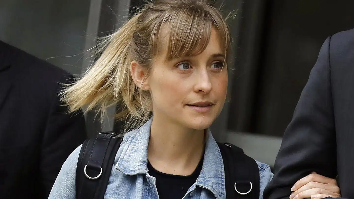 Smallville-stjernen Allison Mack ved retten i New York i april sidste år.